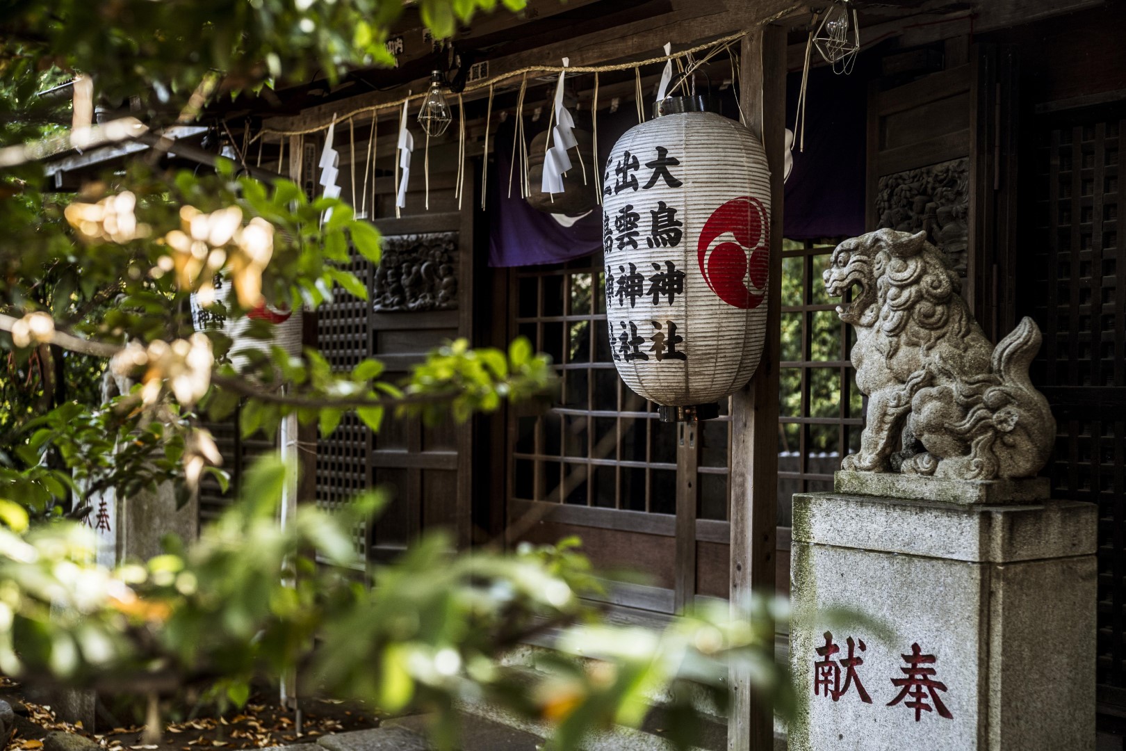 traditional-japanese-temple-entrance-with-lantern (1920x1080px)